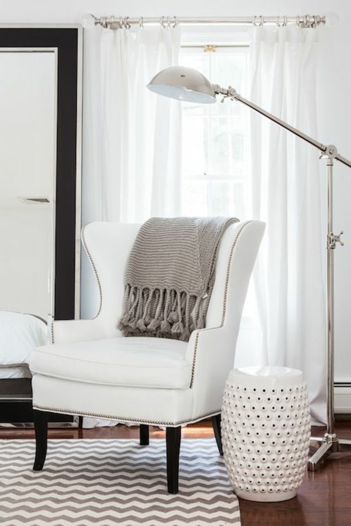 un-joli-fauteuil-relax-ikea-gris-pour-le-salon-d-esprit-loft-et-un-fauteuil-de-lecture-beige