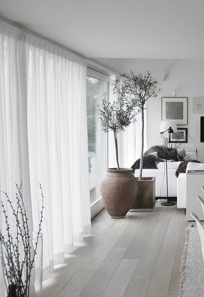 un-joli-salon-avec-rideau-voilage-blanc-pour-les-fenetres-avec-fleurs-d-intérieur-sol-en-parquette