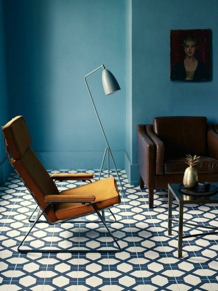 un-joli-salon-avec-sol-en-carrelage-et-murs-de-couleur-bleu-foncé