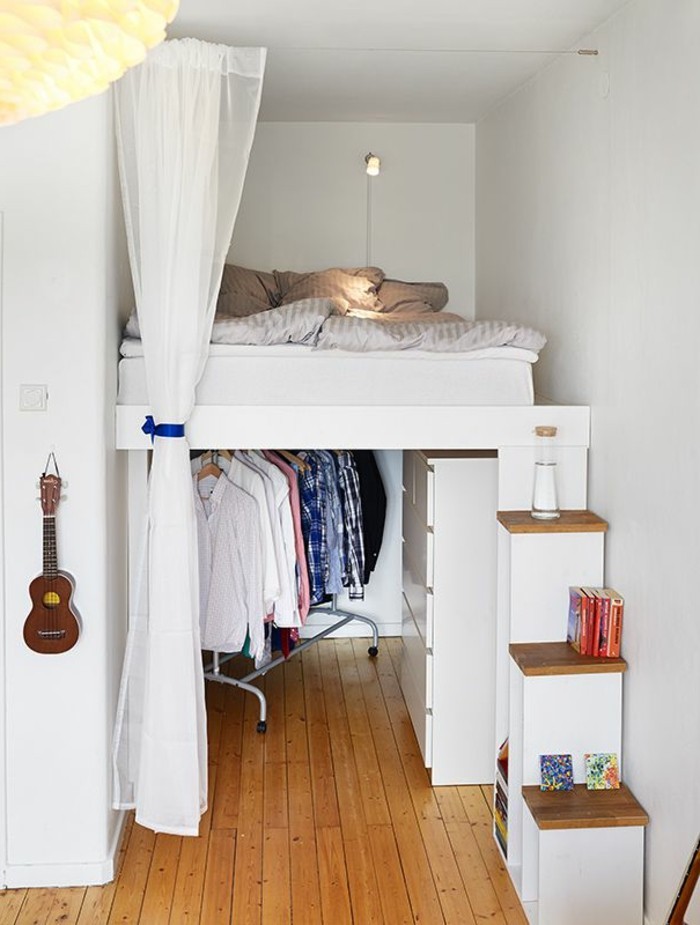 un-joli-salon-avec-sol-en-planchers-et-un-joli-lit-pour-la-chambre-à-coucher-avec-meubles-gain-de-place