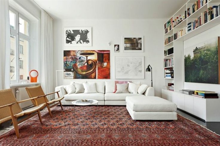 un-joli-salon-avec-tapis-rouge-et-canape-blanc-design-scandinave-pas-cher-grande-peinture-murale