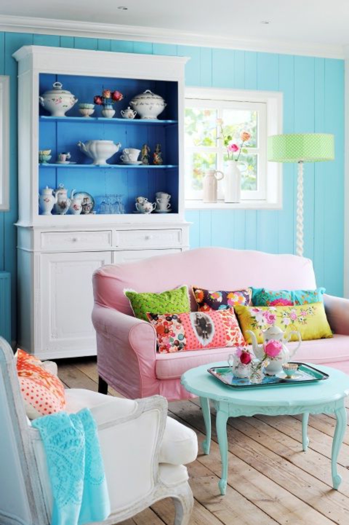 un-joli-salon-de-style-barbie-murs-bleus-ciel-housse-de-coussin-60x60-coloré