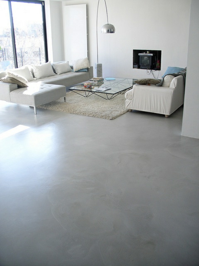 un-joli-salon-de-style-minimalist-tapis-blanc-leroy-merlin-beton-ciré-gris-murs-blancs