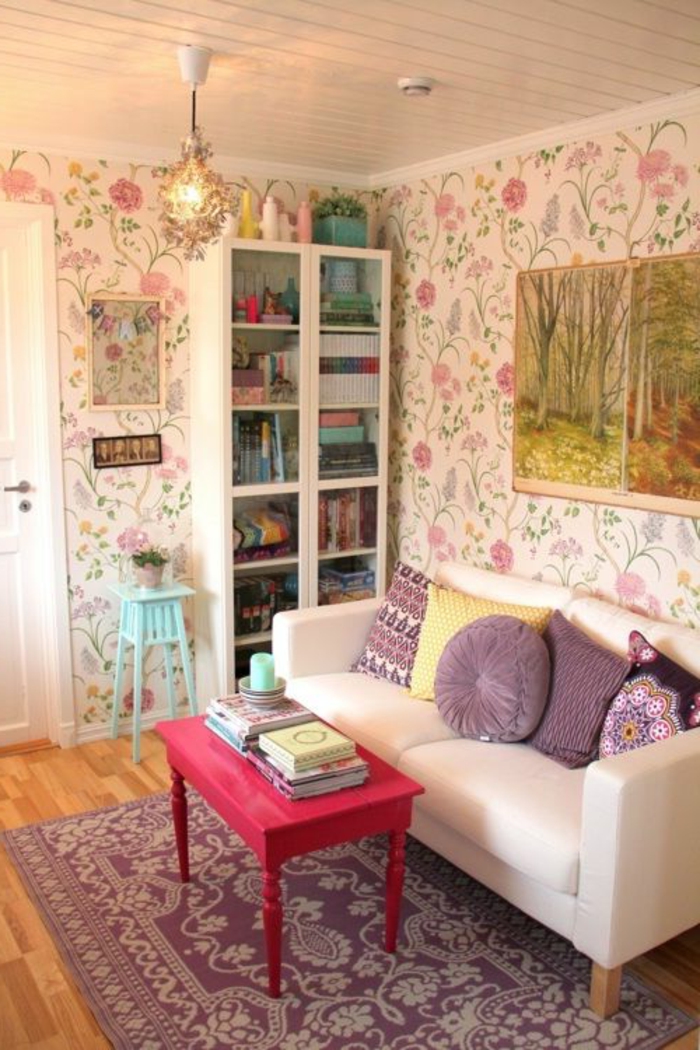 un-joli-salon-de-style-shabby-chic-tapis-violet-dans-le-salon-mur-coloré-canapé-beige