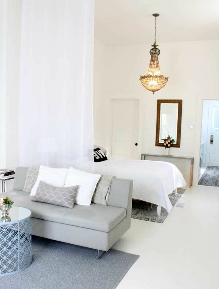 un-joli-voilage-blanc-pour-la-chambre-à-coucher-avec-un-tapis-gris-et-murs-blancs