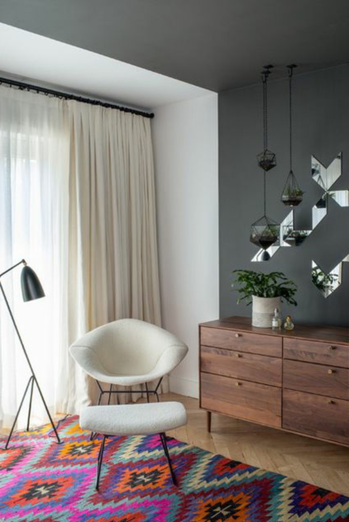 un-salon-contemporain-avec-tapis-coloré-et-meubles-en-bois-foncé-murs-gris