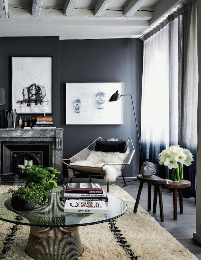 un-salon-de-luxe-avec-peinture-murale-gris-peinture-satiné-dans-le-salon-avec-tapis-beige