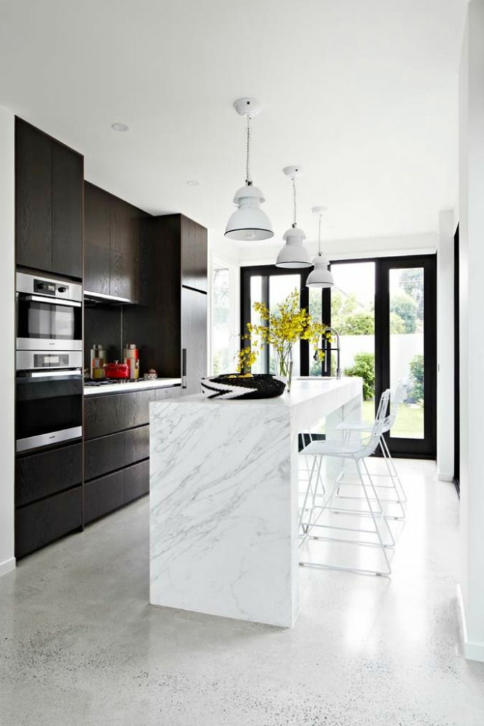 une-cuisine-moderne-avec-sol-en-béton-ciré-beige-et-grandes-fenetres-plafond-blanc-ilot-de-cuisine-en-marbre