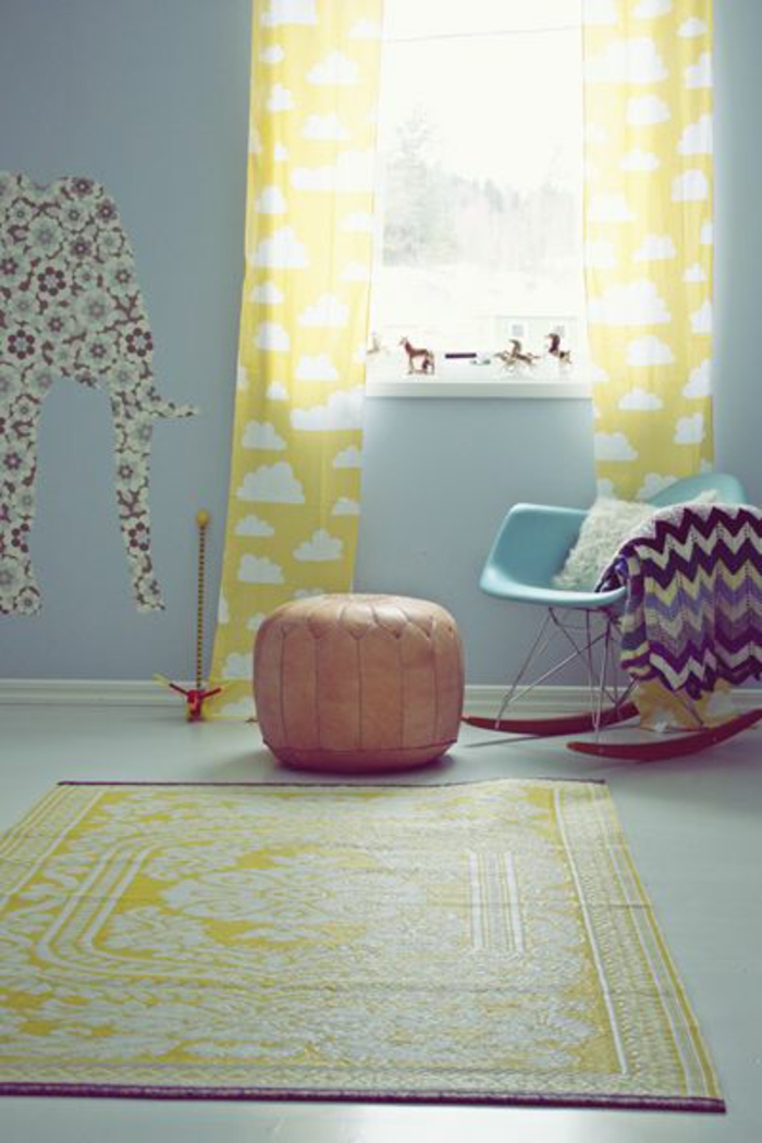 une-jolie-chambre-d-enfant-avec-rideau-occultant-enfant-jaune-blanc-tapis-jaune-blanc