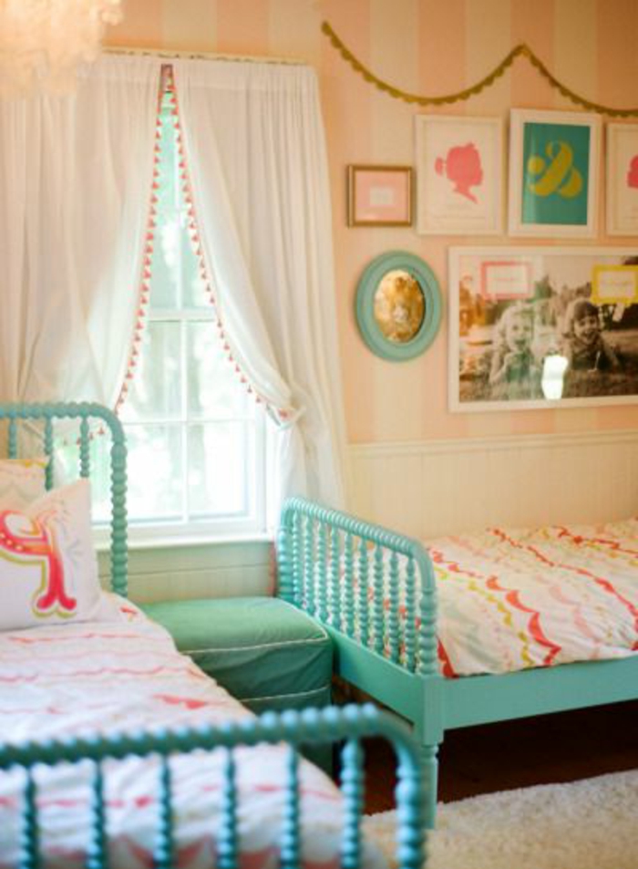 une-jolie-chambre-d-enfant-avec-rideau-occultant-enfant-mur-a-rayures-blanches-roses