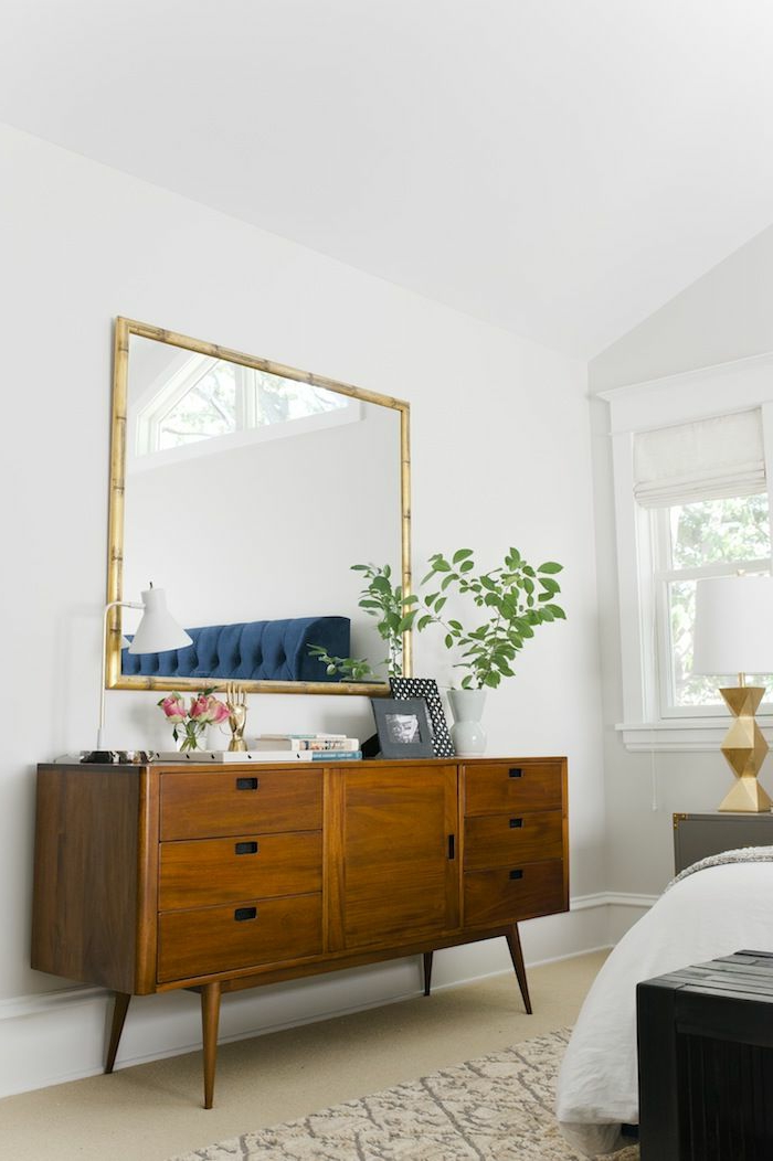 une-jolie-chambre-à-coucher-avec-meuble-en-bambou-et-tapis-beige-sur-le-sol