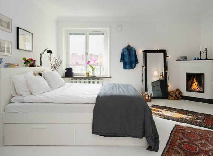 une-jolie-chambre-à-coucher-avec-meubles-blanches-et-murs-blanches-plafond-blanc