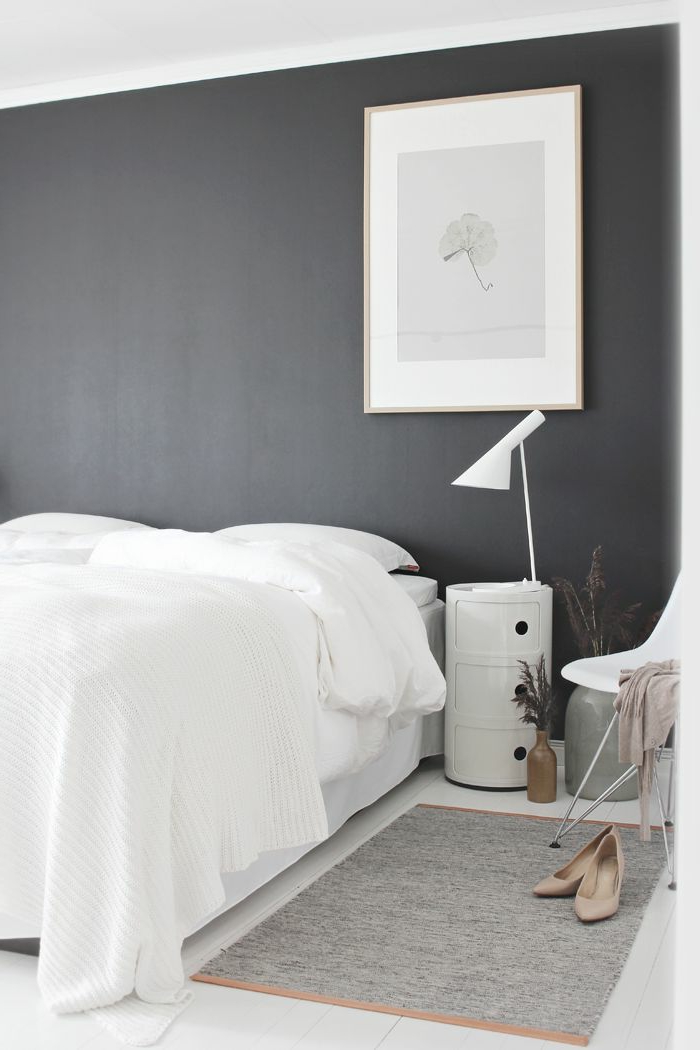 une-jolie-chambre-à-coucher-avec-murs-gris-et-peinture-luxens-gris