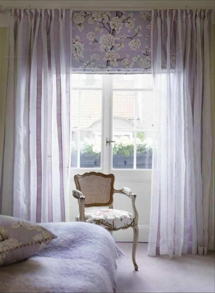 une-jolie-chambre-à-coucher-avec-un-rideau-violet-voilage-violet-dans-la-chambre