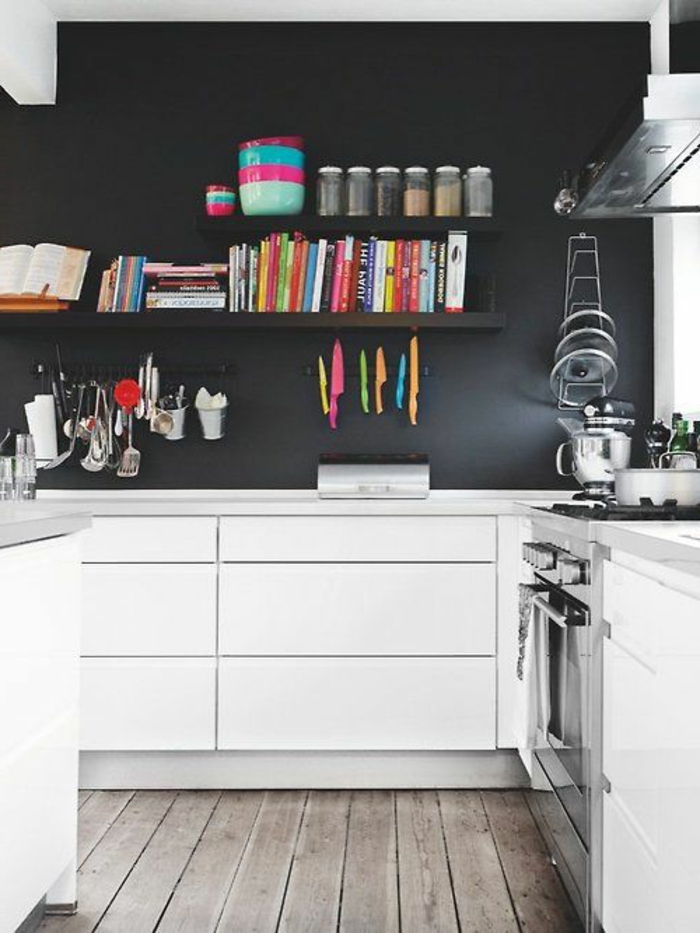une-jolie-cuisine-avec-murs-noirs-et-meubles-blancs-quelle-peinture-choisir-pour-la-cuisine