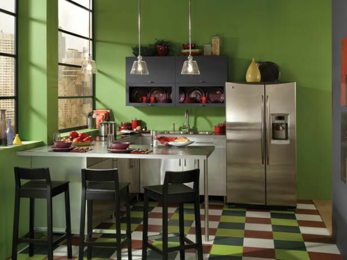 une-jolie-cuisine-avec-murs-verts-carrelage-coloré-et-meubles-de-cuisine-pas-cher