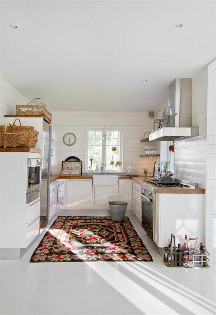 une-jolie-cuisine-blanche-deco-nordique-avec-meuble-suedois-et-tapis-scandinave-coloré