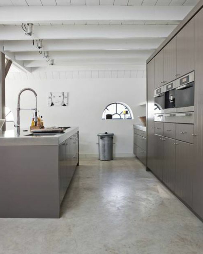 une-jolie-cuisine-grise-avec-sol-en-béton-ciré-gris-et-plafond-en-planchers
