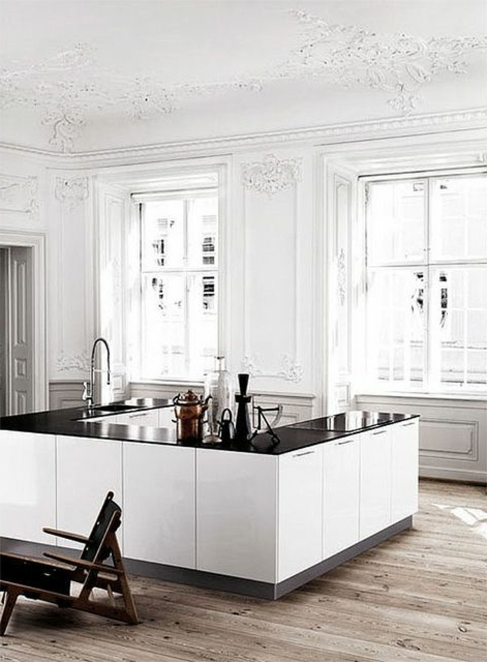 une-jolie-cuisine-laquée-blanche-en-forme-de-p-meubles-laqués-blanches-noires