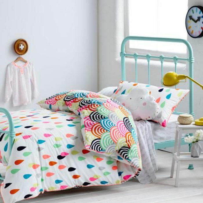 une-jolie-housse-de-couette-coloré-dans-la-chambre-à-coucher-d-enfant-avec-lit-enfant-en-fer