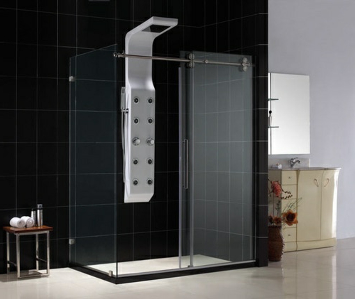 une-jolie-salle-de-bain-avec-carrelage-gris-colonne-de-douche-castorama