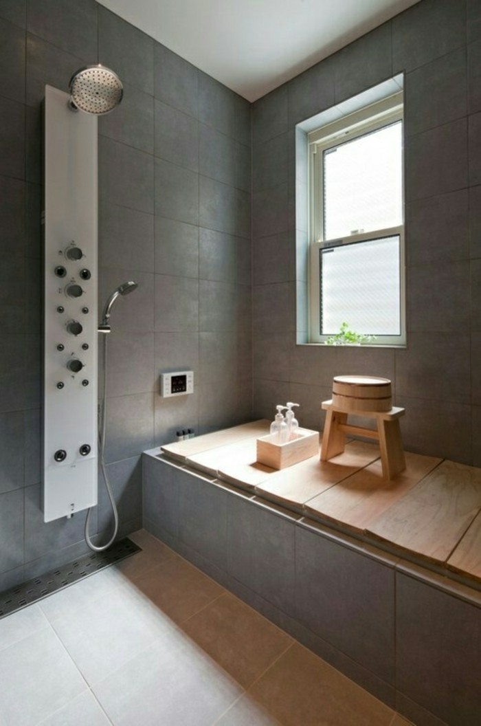 une-jolie-salle-de-bain-avec-carrelage-gris-et-sol-en-bois-petite-fenetre-dans-la-salle-de-bain
