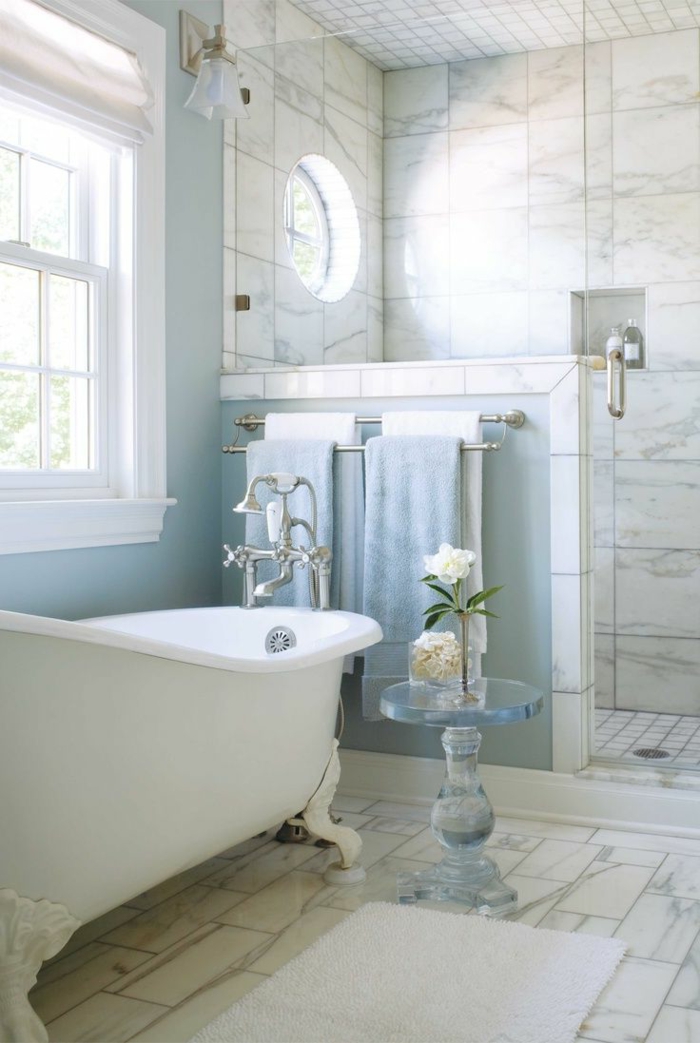 une-jolie-salle-de-bain-avec-tapis-blanc-pres-de-la-baignoir-avec-carrelage-blanc
