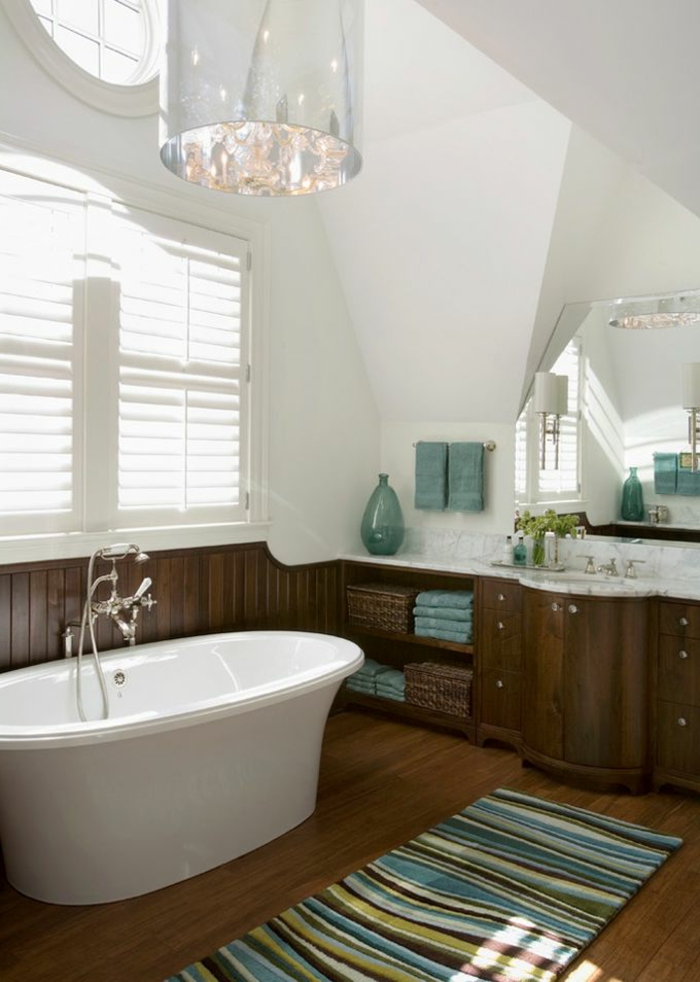 une-jolie-salle-de-bain-sous-pente-et-baignoire-blanc-tapis-ikéa-à-rayures-coloré