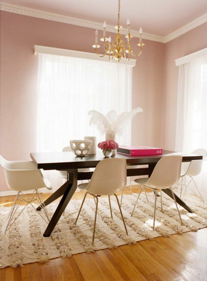 une-jolie-salle-de-séjour-avec-sol-en-parquette-clair-et-meubles-modernes