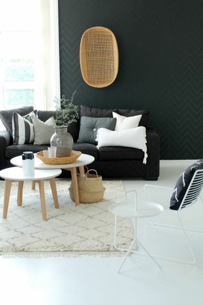 une-jolie-salle-de-séjour-avec-tapis-beige-intérieurs-scandinaves-avec-meuble-norvegien