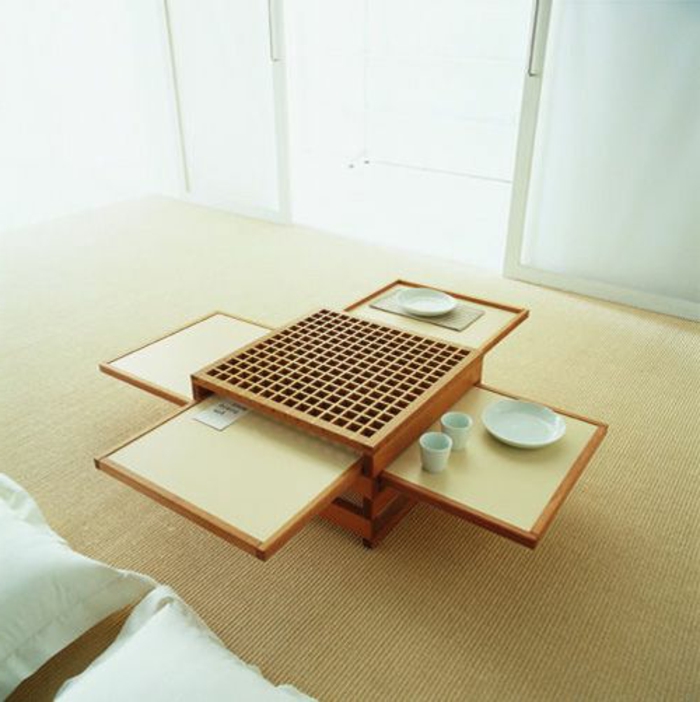 une-jolie-table-en-bois-dans-le-salon-meuble-gain-de-place-avec-un-tapis-en-rotin