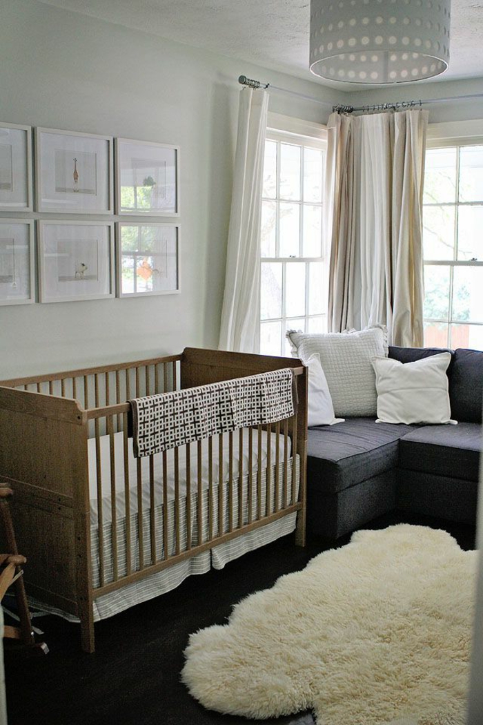 une-élégante-chambre-bébé-avec-meubles-elegantes-rideaux-enfant-blancs-lit-d-enfant-en-bois