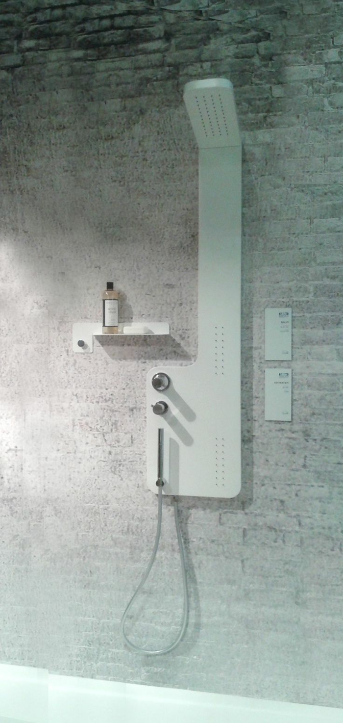 une-élégante-colonne-de-douche-blanche-dans-la-salle-d-eau-moderne