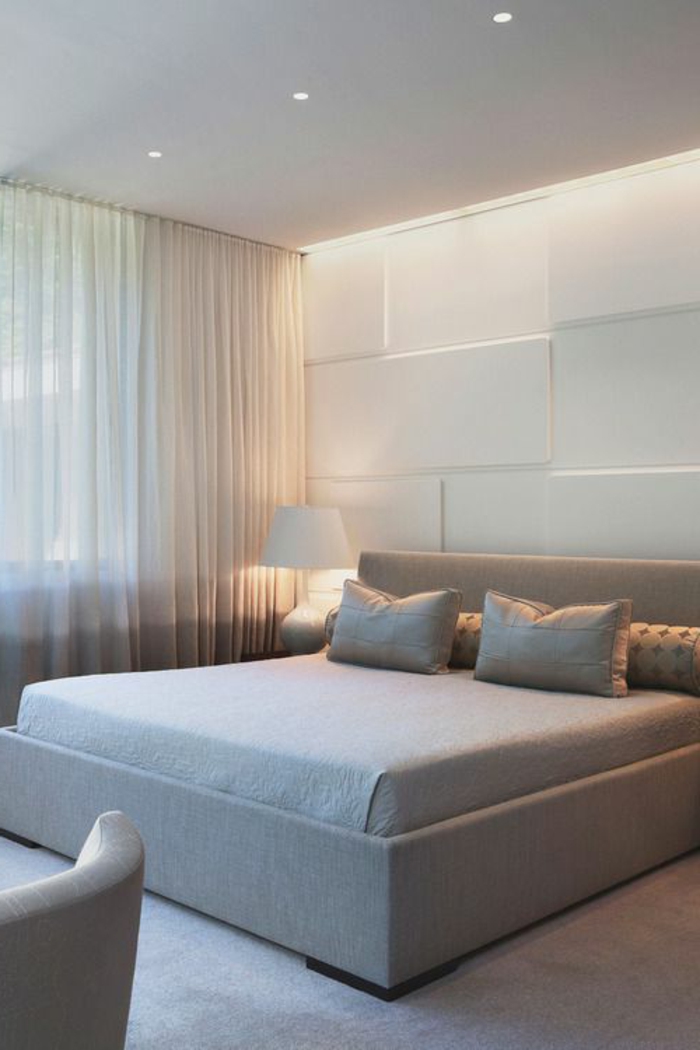 voilage-beige-dans-la-chambre-à-coucher-avec-un-tapis-gris-et-lampe-blanc