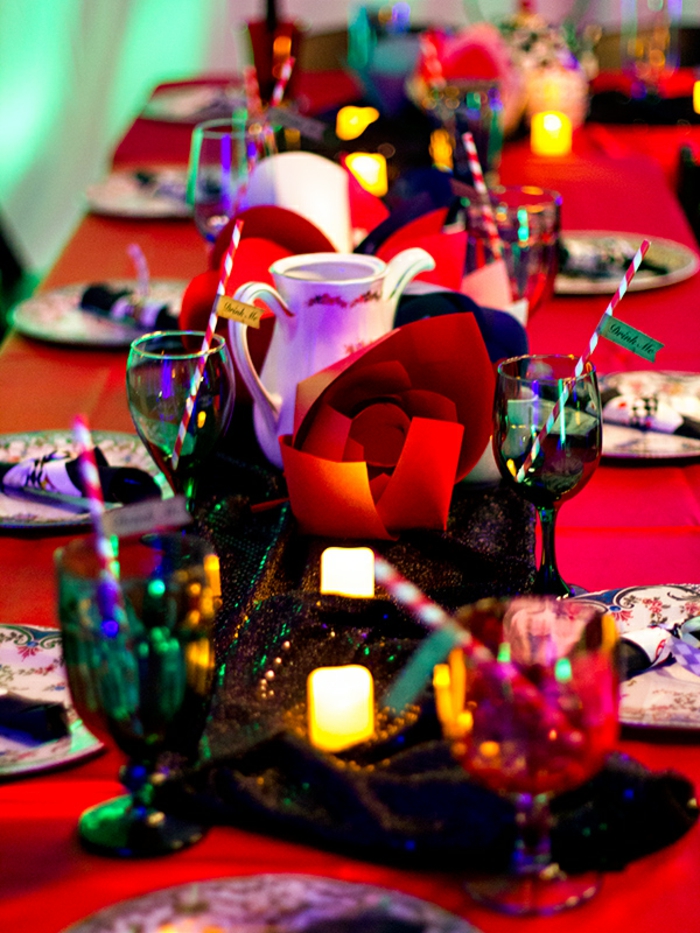 walt-disney-alice-au-pays-des-merveilles-idées-déco-table-anniversaire-rouge