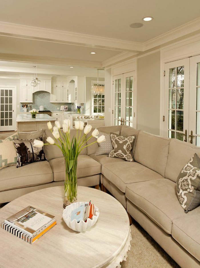 0-22-joli-salon-beige-avec-tapis-et-meubles-beiges-significations-des-couleurs-symbolique-des-couleurs-table-ronde-de-salon
