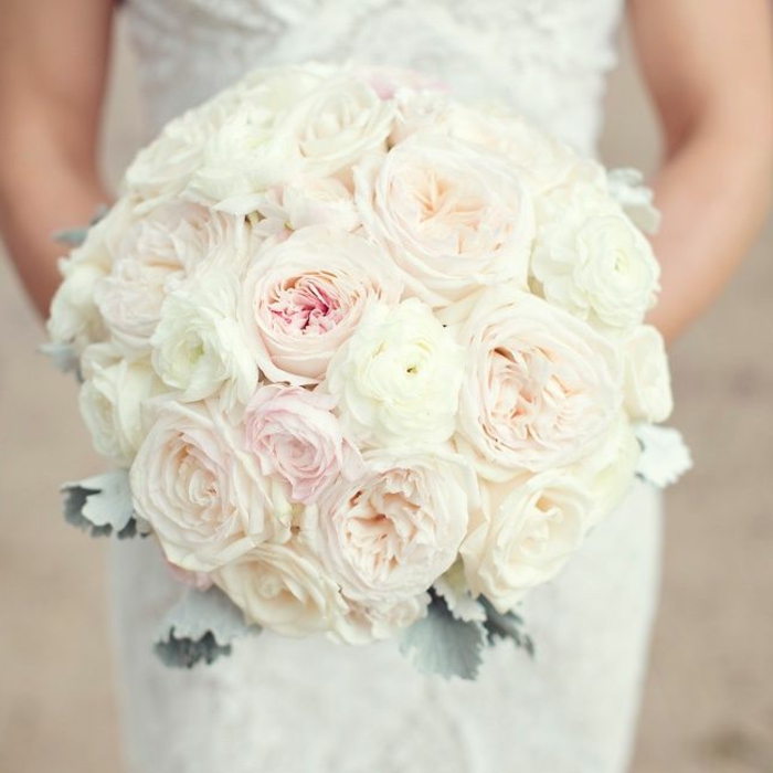 0-bouquet-de-mariée-rond-bouquet-de-mariee-avec-roses-blanches-pour-le-grand-jour-de-mariage