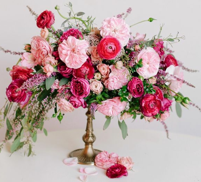0-bouquet-garnis-pou-bien-decorer-la-table-un-joli-bouquet-de-fleurs-sur-la-table