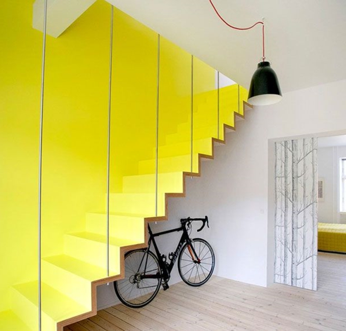0-joli-escalier-tournant-en-bois-peint-de-peinture-jaune-pour-un-intérieur-jaune