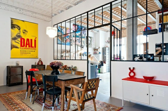 0-verriere-loft-dans-la-maison-contemporaine-moderne-avec-tapis-coloré-table-en-bois