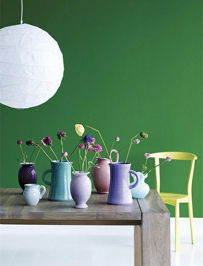 1-accorder-les-couleurs-dans-la-salle-à-manger-mur-vert-table-en-bois-dans-la-salle-de-sejour