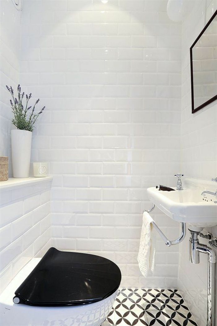 1-amenagement-petite-salle-de-bain-avec-murs-blanc-et-sol-en-mosaique-blanc-noir