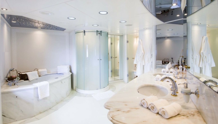 1-aménagement-salle-de-bain-idée-originale-lavabo-double-blanc-marbre-baignoire