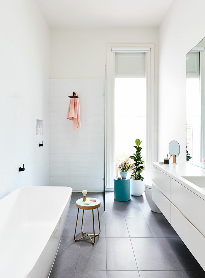 1-aménager-une-petite-salle-de-bain-blanche-avec-sol-en-carrelage-gris-et-baignoire-blanche