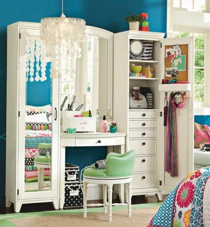1-armoir-enfant-pour-la-chambre-enfant-garçon-avec-murs-bleus-foncés-et-meubles-blancs