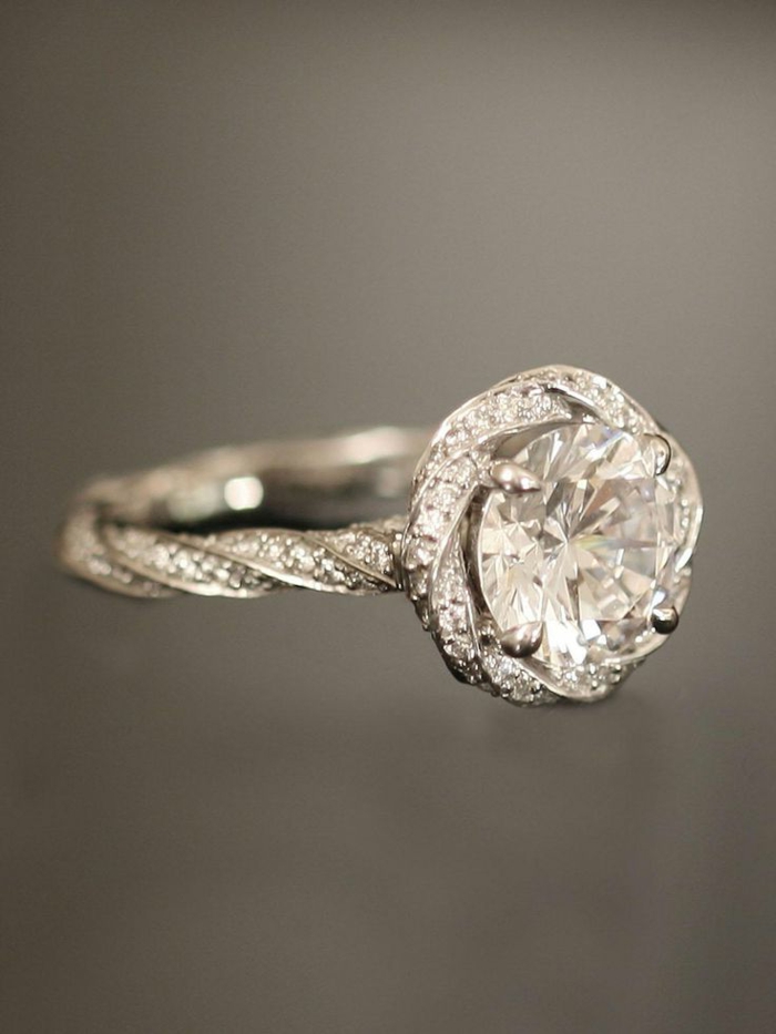 1-bague-de-fiançailles-cartier-bague-de-fiançailles-pas-cher-pour-elle-joli-design-moderne-diamants