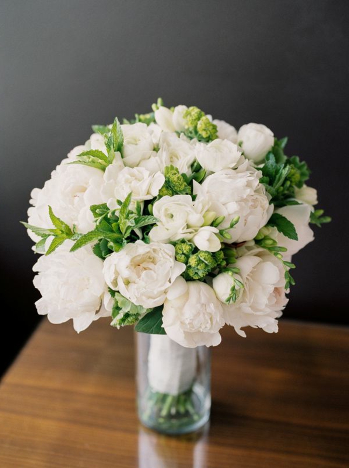 1-bouquet-de-mariée-rond-avec-fleurs-blancs-comment-choisir-les-fleurs-pour-le-bouquet-de-mariée
