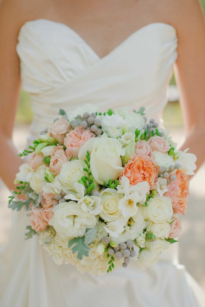 1-bouquet-de-mariée-rond-avec-fleurs-colorés-joli-bouquet-de-fleurs-femme-avec-robe-blanche