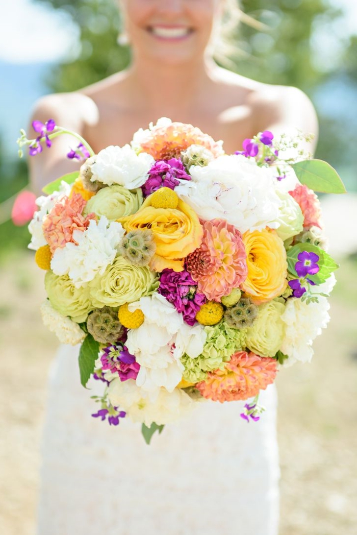 1-bouquet-de-mariée-rond-avec-fleurs-colorés-pour-le-jour-de-mariage-robe-blanche-