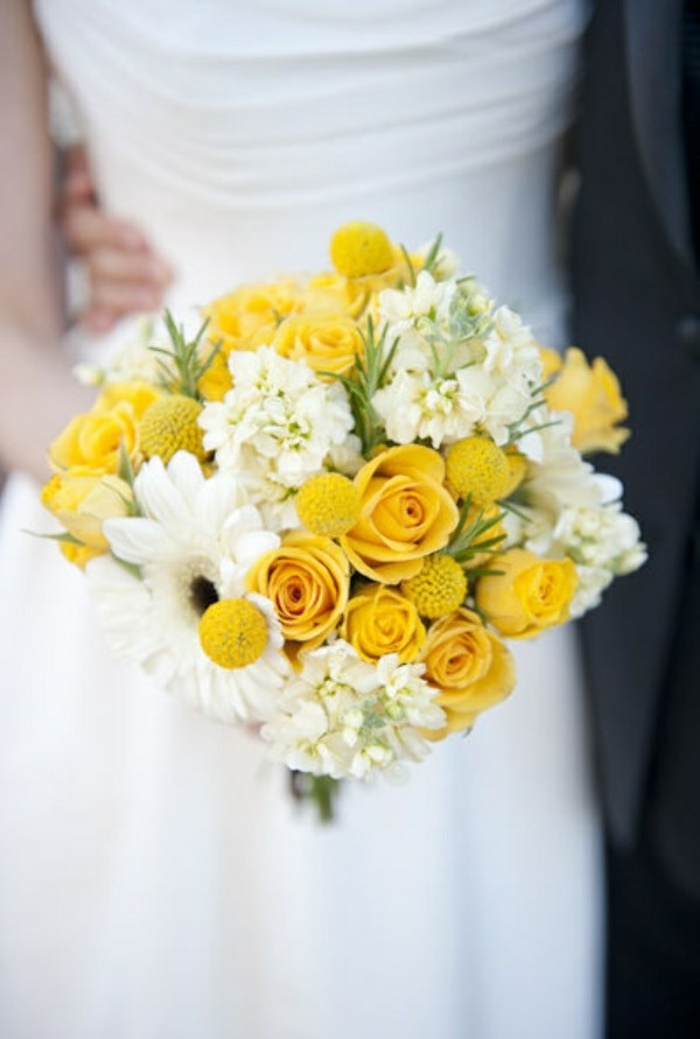 1-bouquet-de-mariée-rond-bouquet-mariee-pivoine-jaune-joli-bouquet-de-fleurs